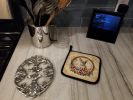 Chihuahua and Flowers Pair of Pot Holders Kitchen Heat Resistant Pot Holders Sets Oven Hot Pads for Cooking Baking BBQ, 7 1/2 x 7 1/2